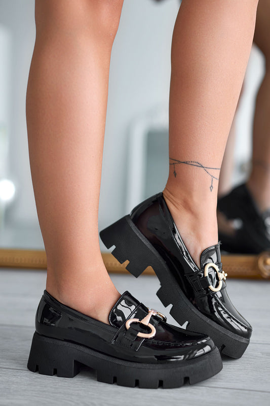 Mocassini neri in vernice con fibbia oro