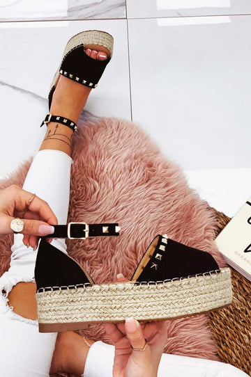 Alpargatas negras Alexoo con correa y tachuelas doradas