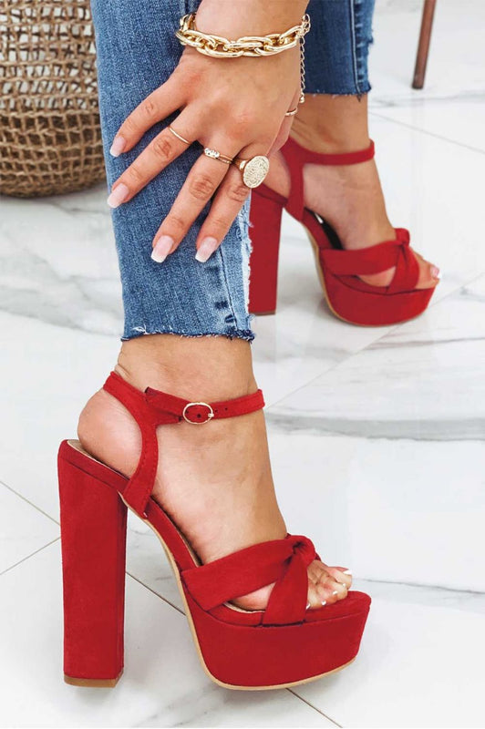 Sandali rossi con nodo e tacco alto