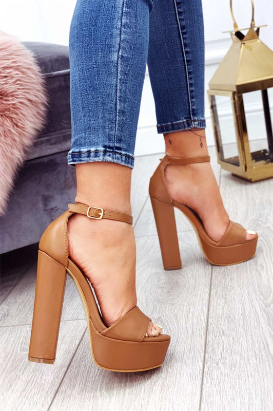 Sandalias camel de piel sintética con tacón alto y correa