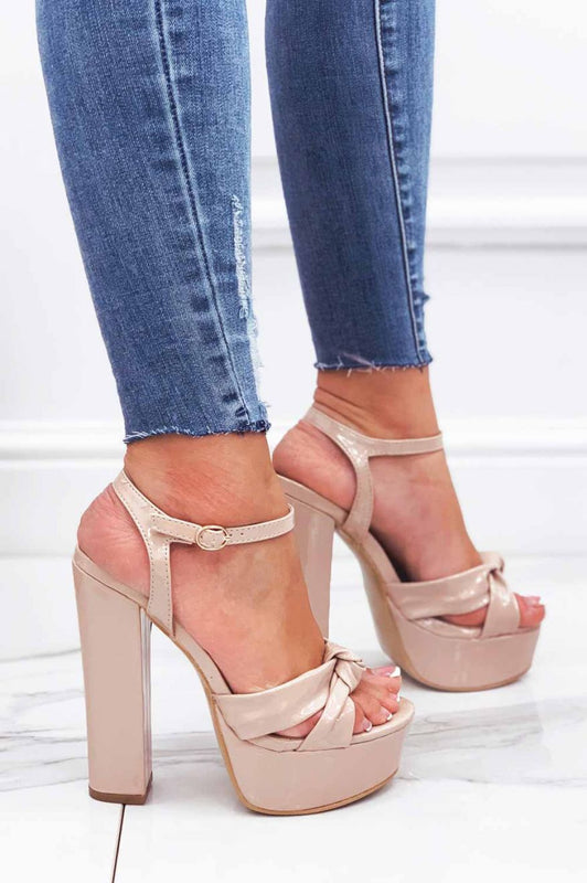 Sandalias rojas con nudo y tacón alto