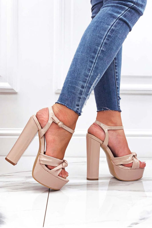 Sandalias rojas con nudo y tacón alto