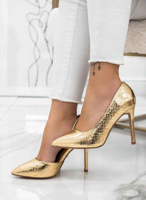 AURORA - Zapatos de salón dorados efecto pitón Alexoo con apertura lateral y tacón alto