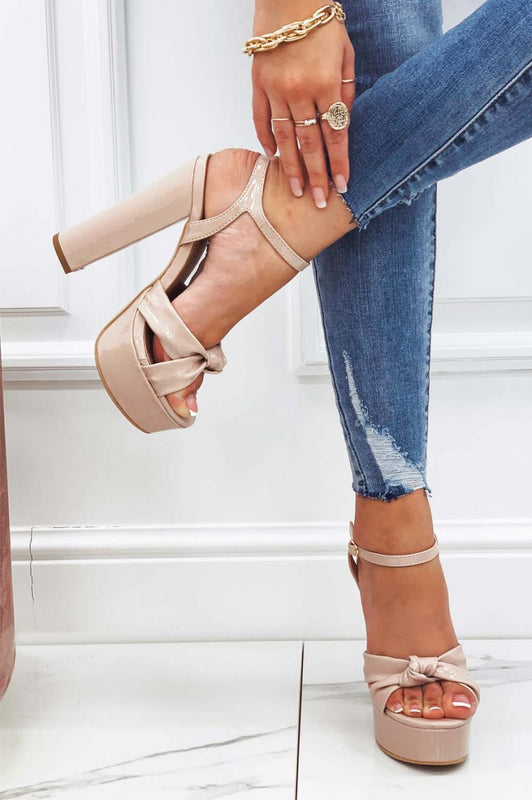 Sandalias rojas con nudo y tacón alto