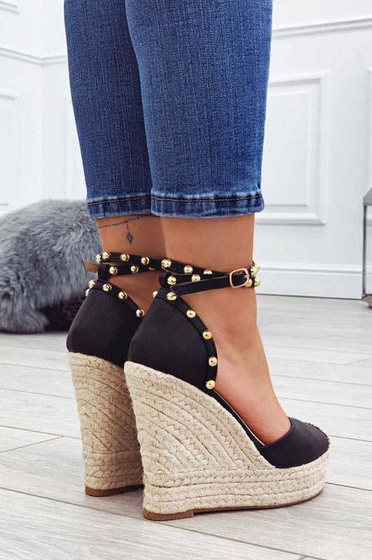Alpargatas negras de piel sintética con cuña alta y tachuelas doradas