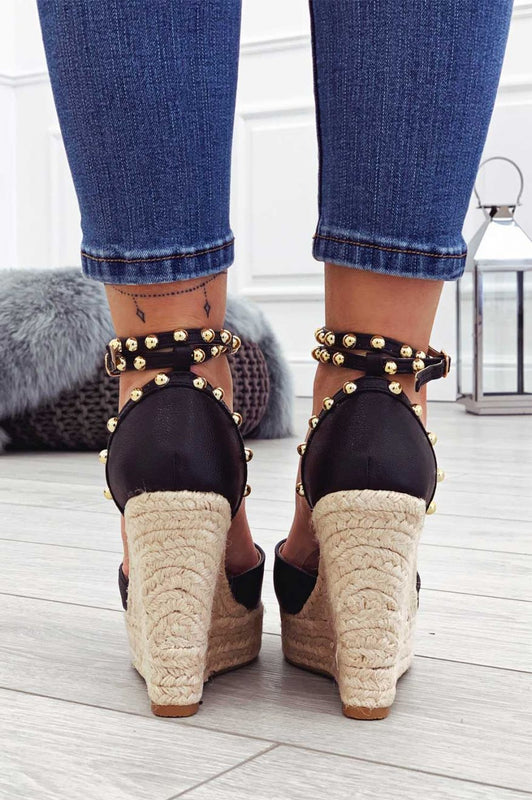 Alpargatas negras de piel sintética con cuña alta y tachuelas doradas