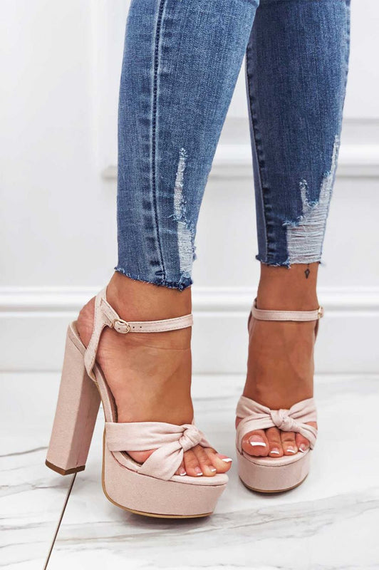 Sandali rossi con nodo e tacco alto