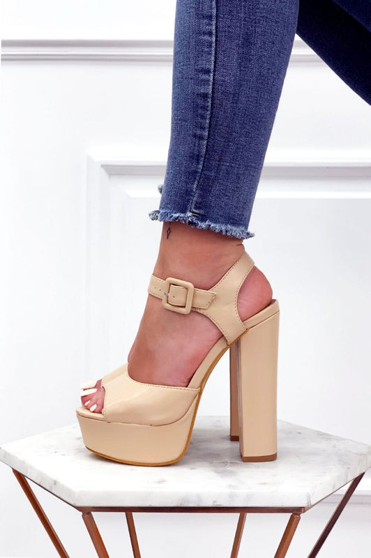 Sandales en similicuir beige à talons hauts