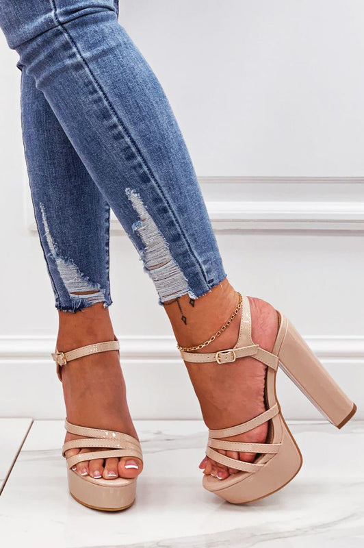 Sandales nude en vernis à talons hauts