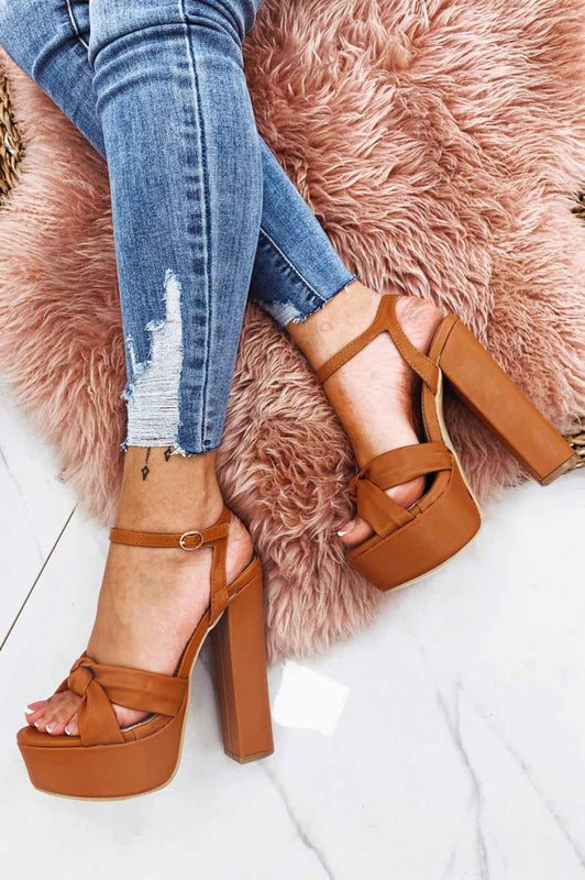 Red sandals with knot and high heel