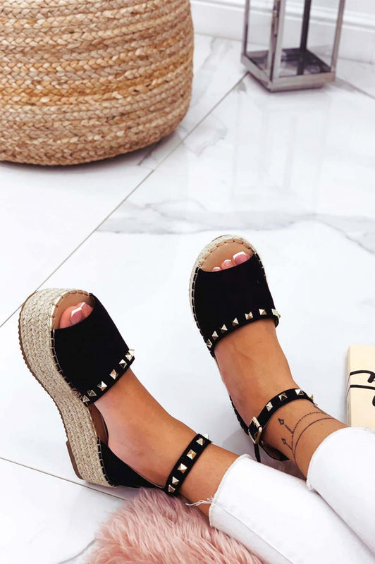 Alpargatas negras Alexoo con correa y tachuelas doradas