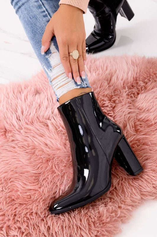 Bottines noires en vernis à talons hauts