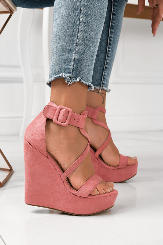 Sandalias rosas de ante con cuña