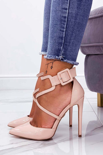 Salón rosa de charol con tacón de aguja y hebilla