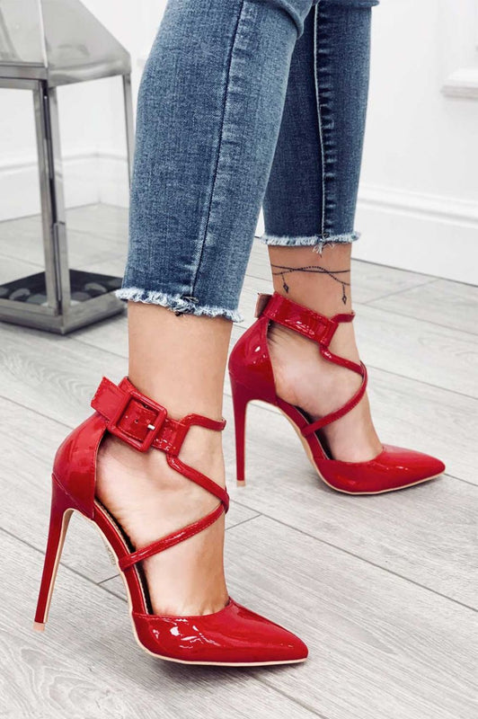 Zapatos de salón rojos de charol con tacón de aguja y hebilla