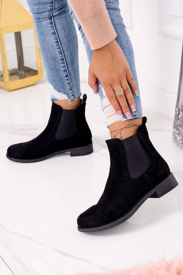 Bottines basses noires en daim avec élastique latéral