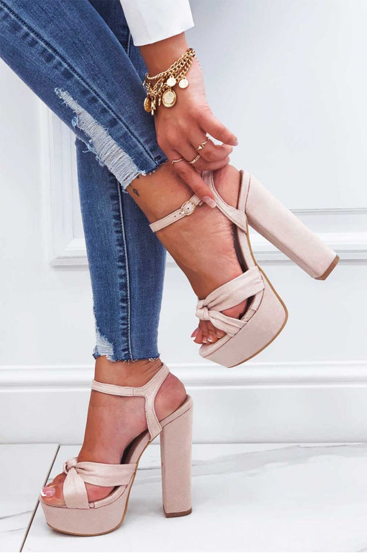 Sandali rossi con nodo e tacco alto