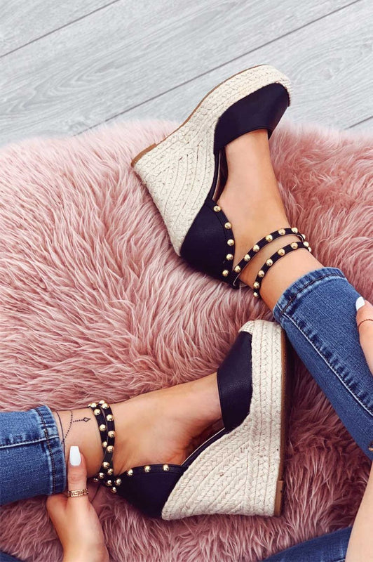 Alpargatas negras de piel sintética con cuña alta y tachuelas doradas