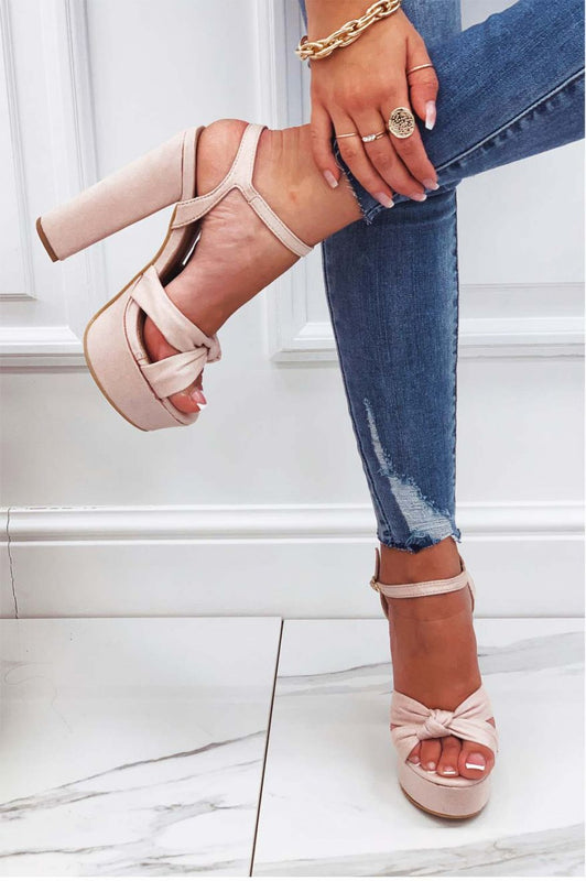 Sandali rossi con nodo e tacco alto