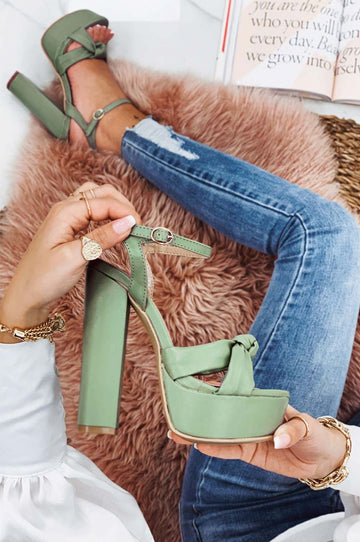 Sandali rossi con nodo e tacco alto