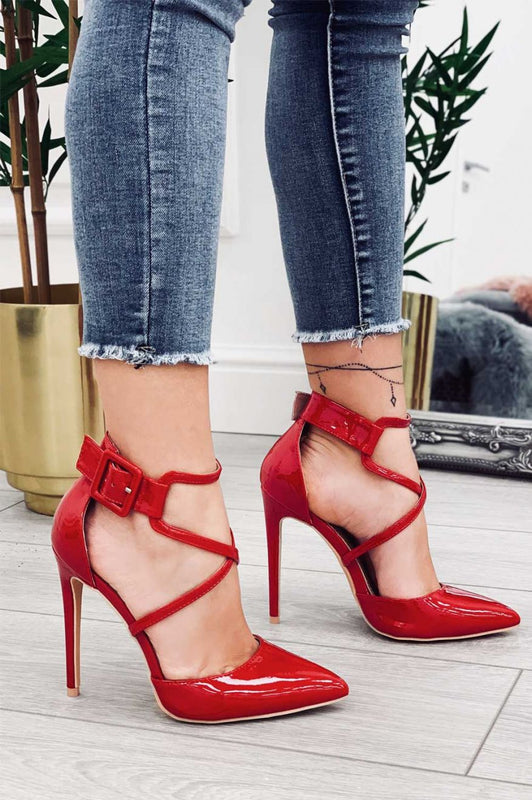 Zapatos de salón rojos de charol con tacón de aguja y hebilla