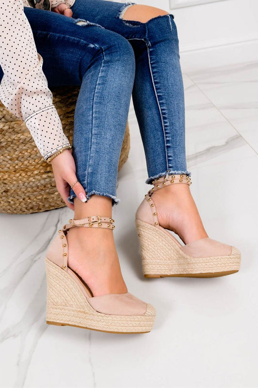 Espadrilles nude à talon compensé haut et clous dorés