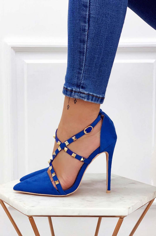STEEK - Zapatos de salón azul de ante con tachuelas doradas y tacón alto