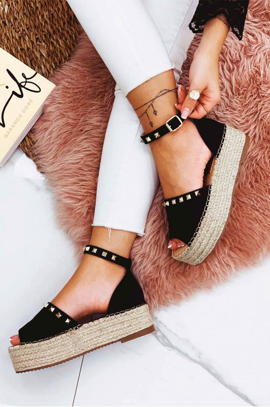 Alpargatas negras Alexoo con correa y tachuelas doradas