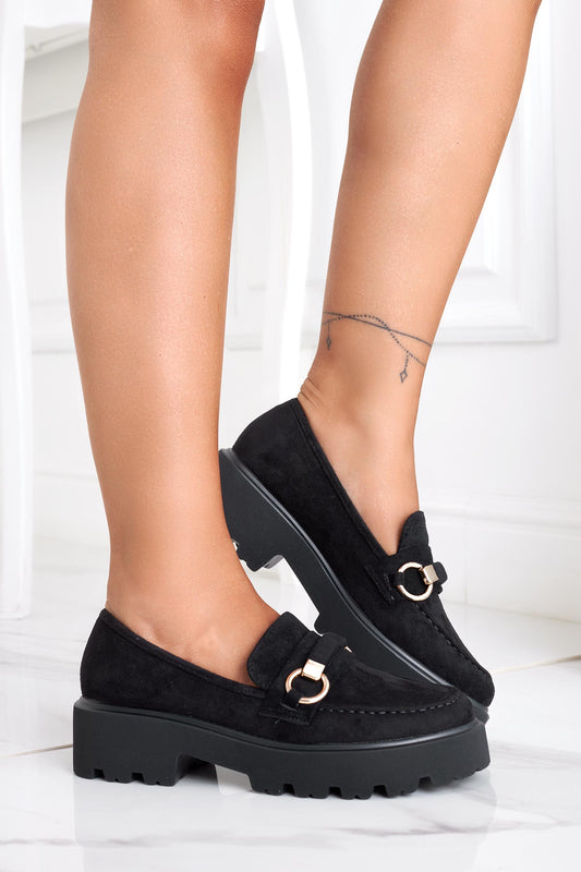 Mocasines negros con hebilla dorada