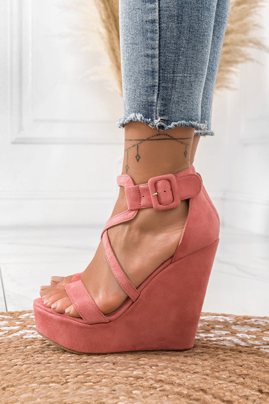 Sandalias rosas de ante con cuña