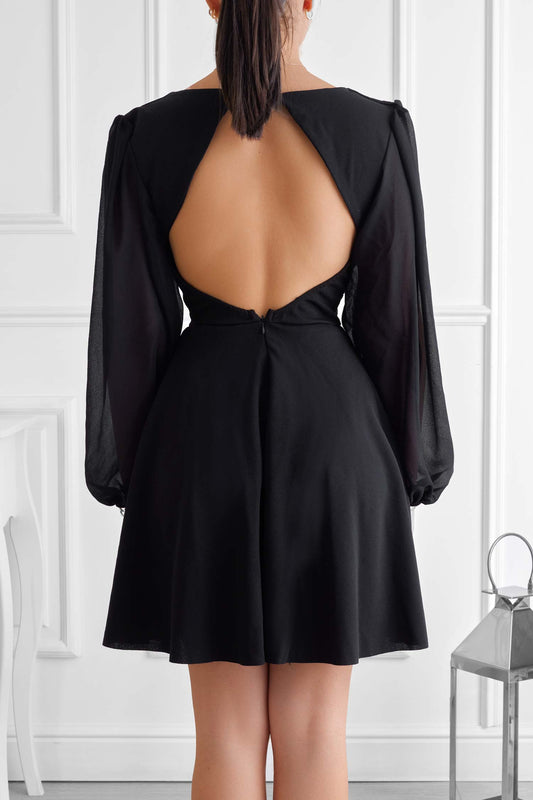 Vestido negro con escote en la espalda