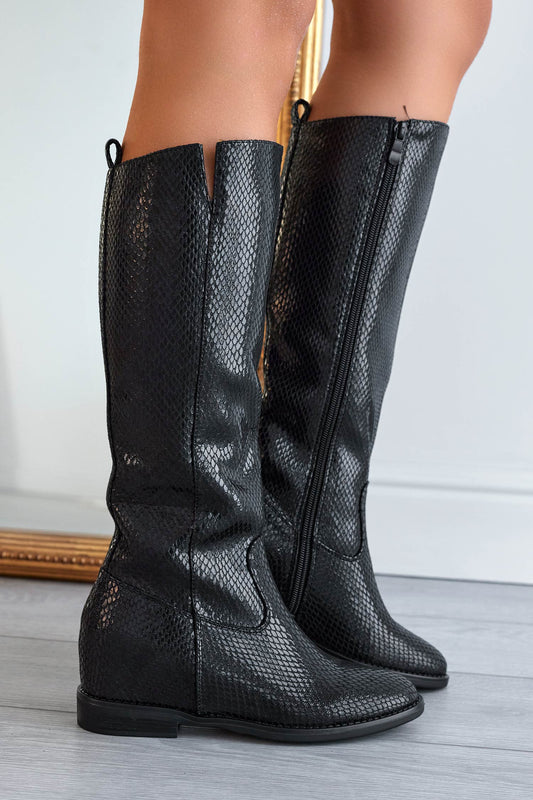 Black boots with internal wedge
