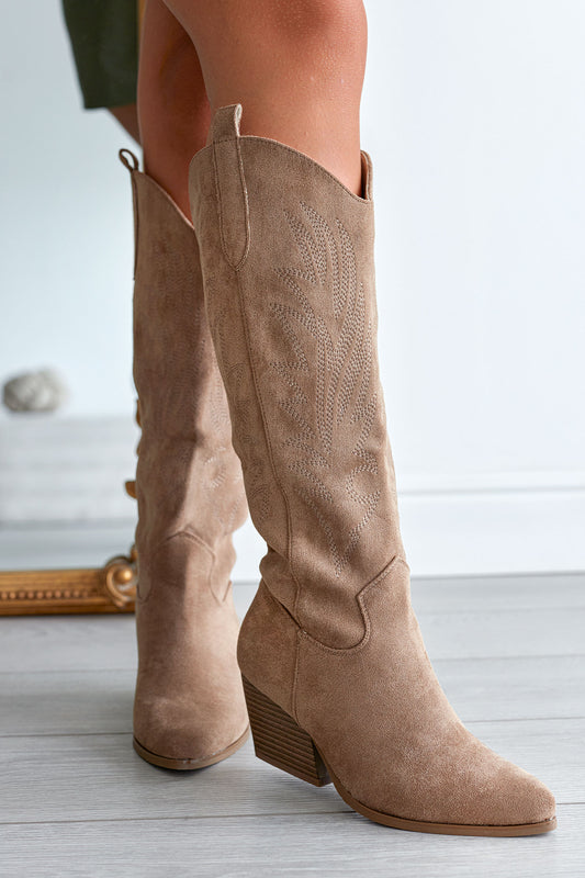 Bottes en daim couleur boue avec broderie