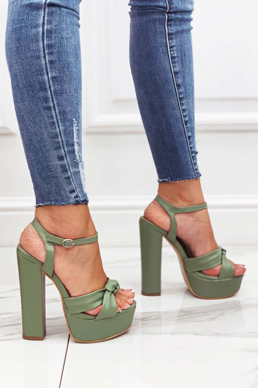 Red sandals with knot and high heel