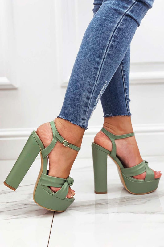 Red sandals with knot and high heel