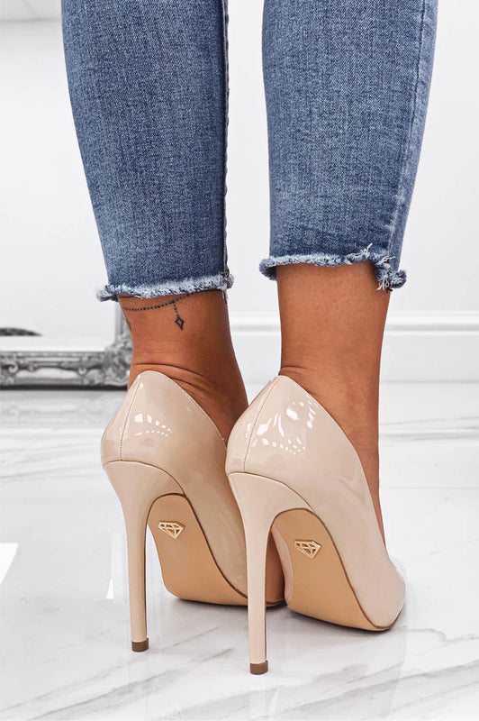 Salón beige de charol con tacón alto