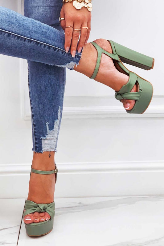 Red sandals with knot and high heel