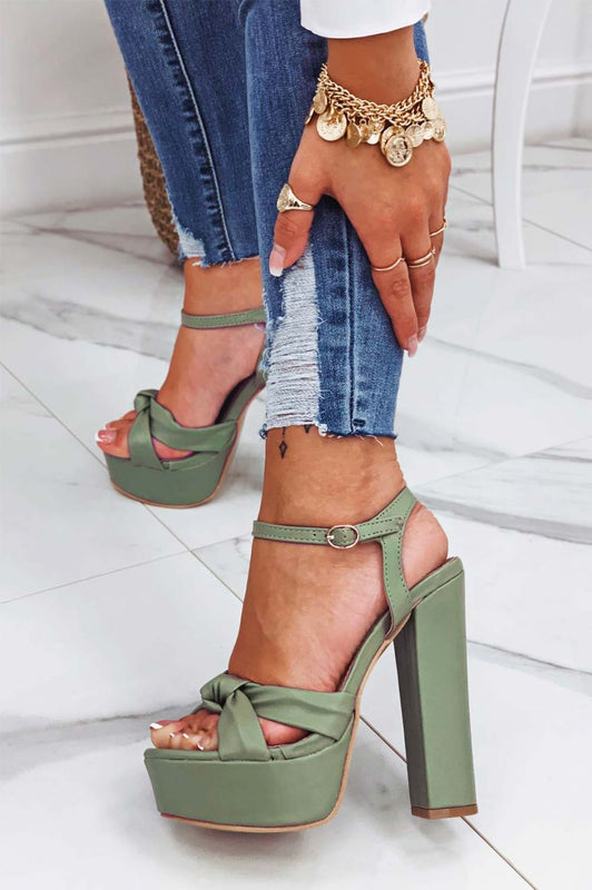 Red sandals with knot and high heel