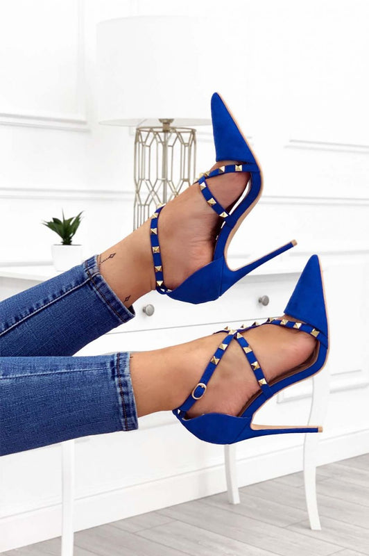 STEEK - Zapatos de salón azul de ante con tachuelas doradas y tacón alto
