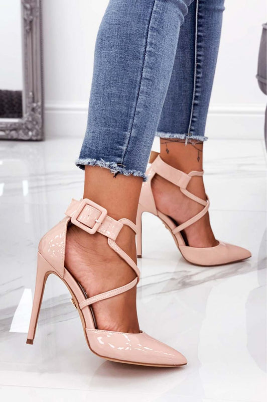 Salón rosa de charol con tacón de aguja y hebilla
