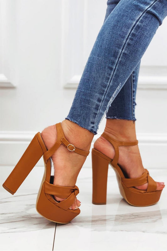 Red sandals with knot and high heel