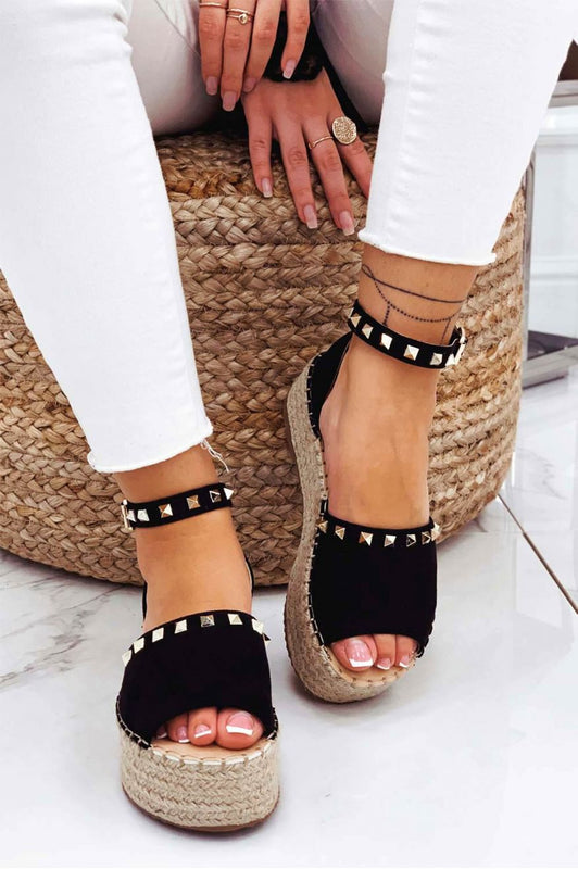 Alpargatas negras Alexoo con correa y tachuelas doradas