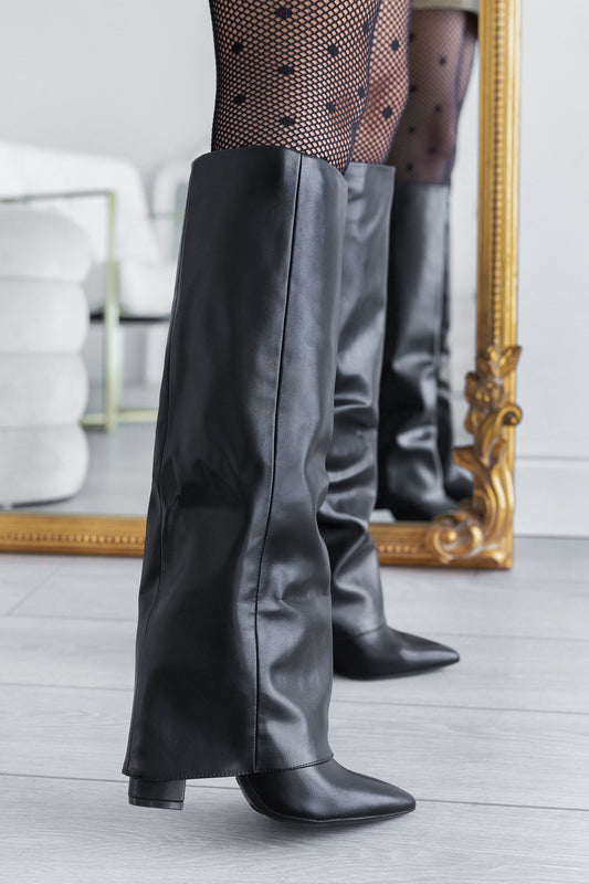 Botas negras de tacón alto