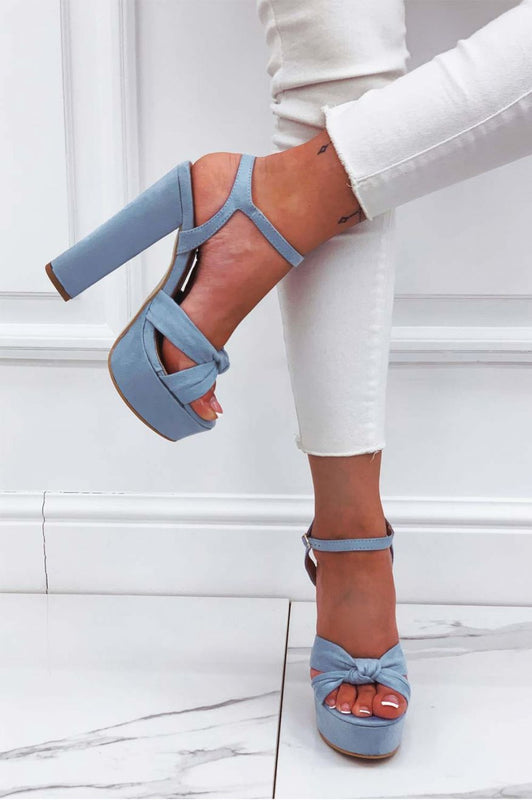 Sandalias rojas con nudo y tacón alto