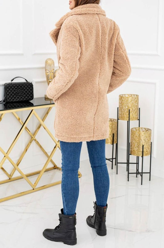 Abrigo teddy color barro con bolsillos y botones
