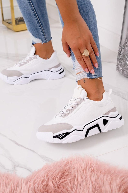 Sneakers bianche scamosciate con suola spessa e lacci