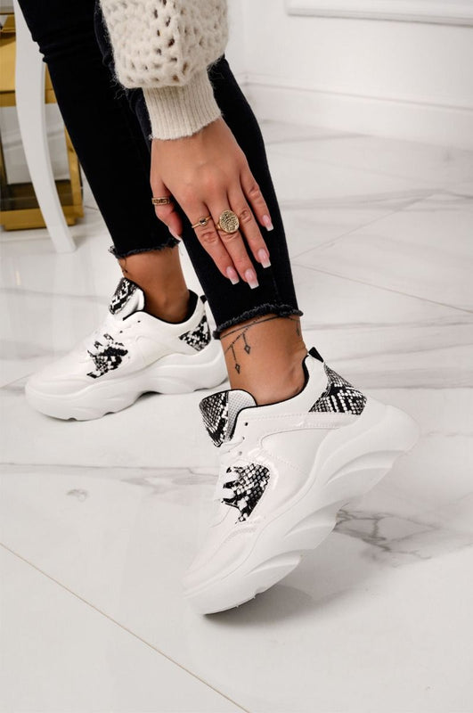 Zapatillas blancas con inserciones de pitón y cordones