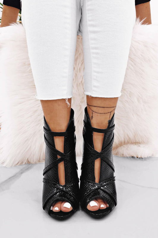 Alexoo Sandales bottines noires à bout ouvert effet python et talon haut