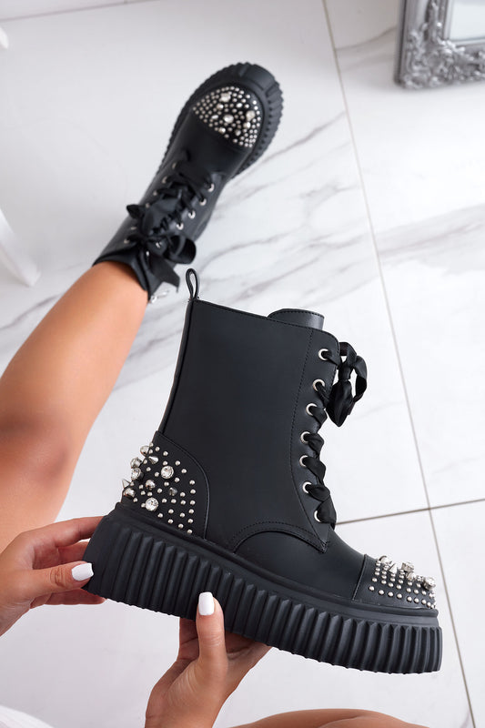 Botines negros Alexoo tipo militar con tachuelas y strass