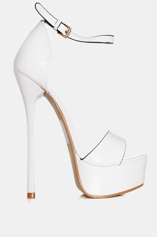 Sandales blancs à talons hauts en vernis
